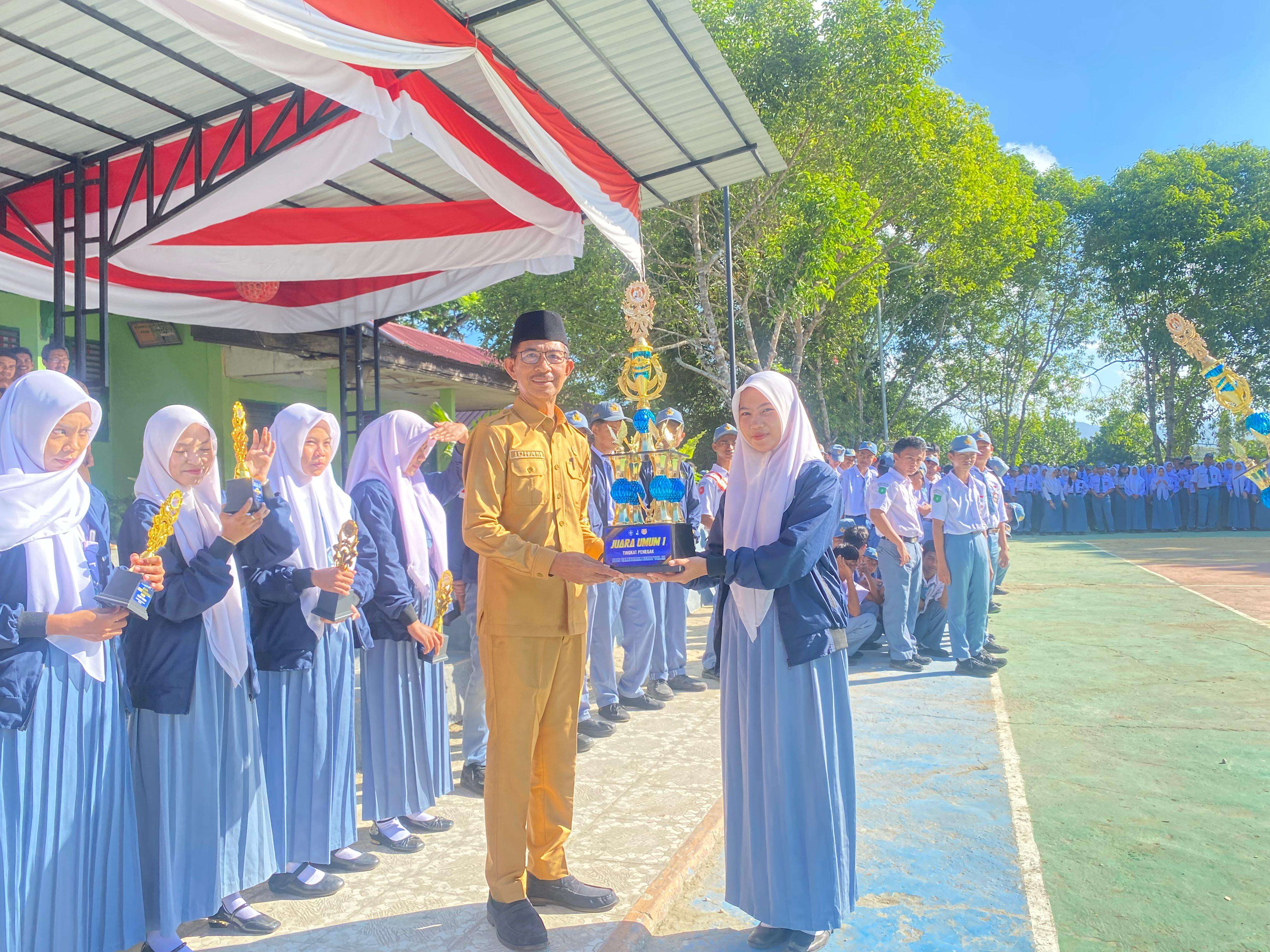 Penyerahan Piagam dan Piala Gold Generation Scout Vol. 3 Pramuka Wonua Sakti